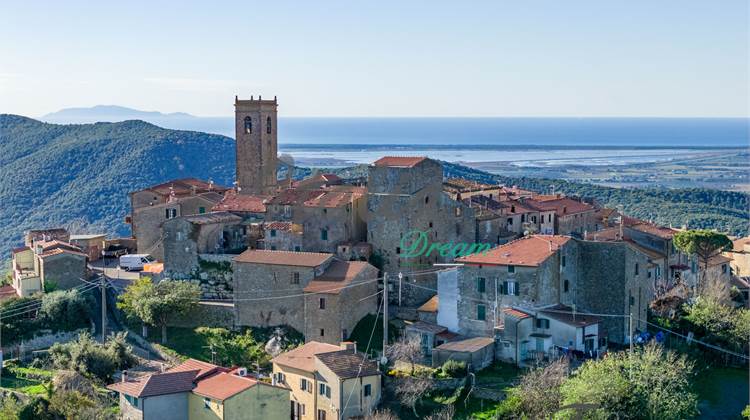 Duplex ristrutturato in un contesto tipico toscano