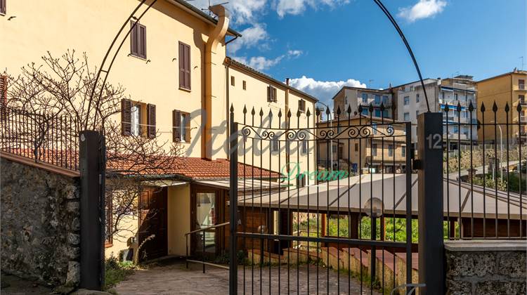 Appartamento al piano terra con giardino.
