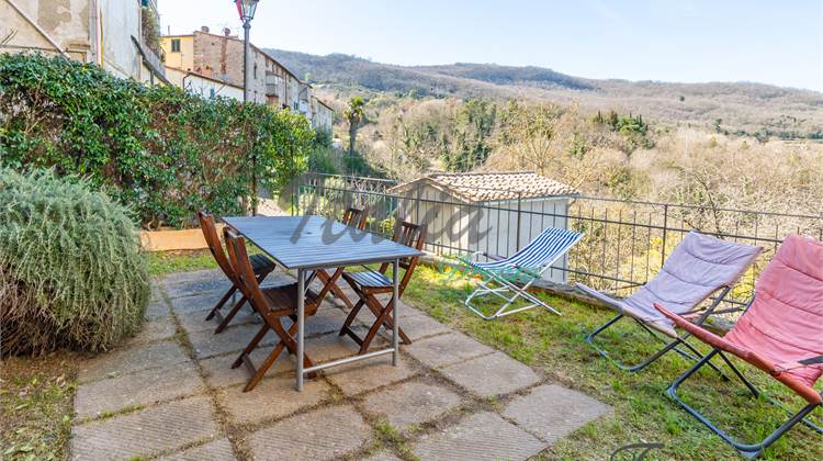 Villetta a schiera con giardino e balcone panoramico nel centro storico del Sasso