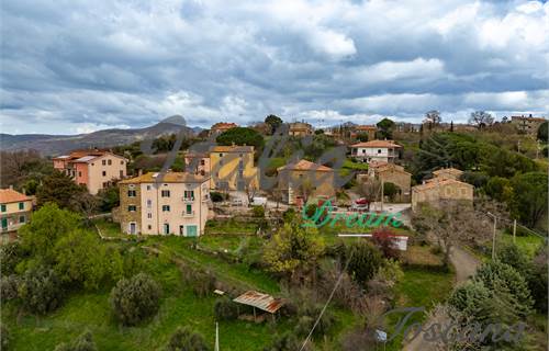 Il Fascino della Pietra e della Storia: Porzione Panoramica con Terreno a Poggio Murella