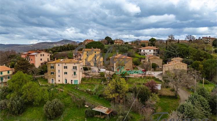 Il Fascino della Pietra e della Storia: Porzione Panoramica con Terreno a Poggio Murella