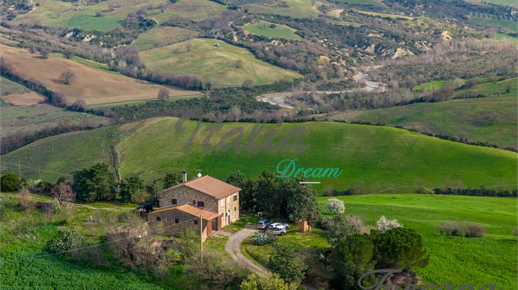 Campagnatico, bellissimo casale toscano in cima ad una collina