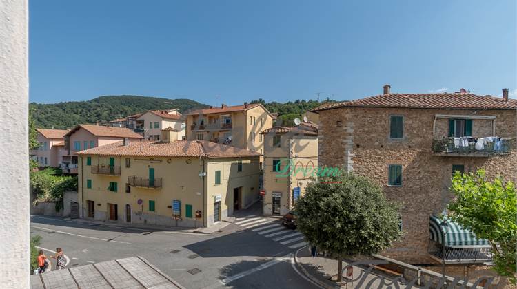 Appartamento Luminoso con Soffitta da Ristrutturare