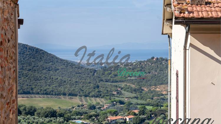 Scarlino, fascino e vista mare